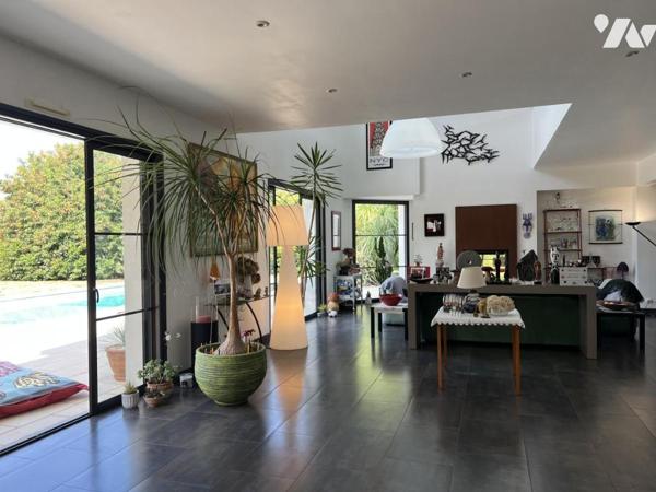 Maison d'habitation de grand standing avec piscine extérieur