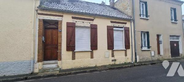 A VISITER SANS TARDER! Maison d'environ 60m² habitable élevée sur cave en partie comprenant: en...