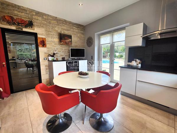 MAISON FAMILIALE AVEC PISCINE DANS QUARTIER RESIDENTIEL