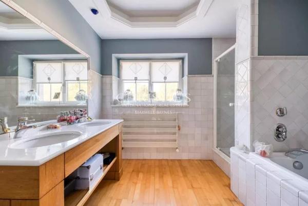 MAISON FAMILIALE AVEC PISCINE DANS QUARTIER RESIDENTIEL