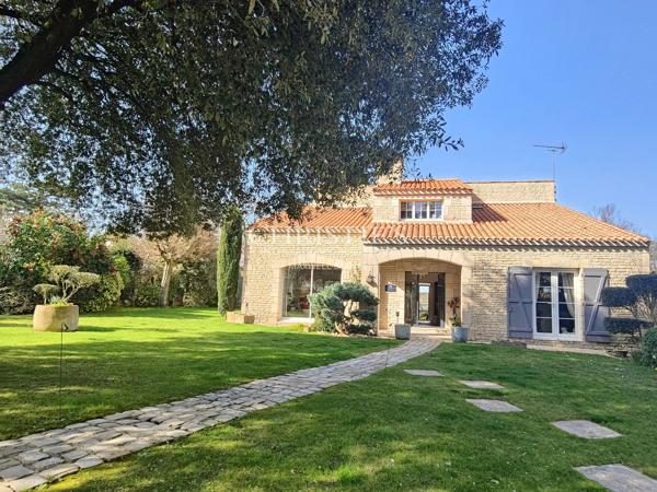 MAISON FAMILIALE AVEC PISCINE DANS QUARTIER RESIDENTIEL