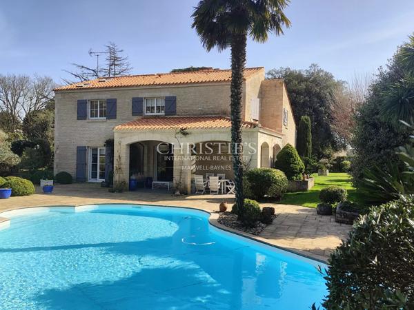 MAISON FAMILIALE AVEC PISCINE DANS QUARTIER RESIDENTIEL