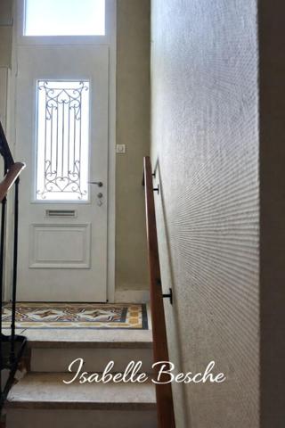 Maison de ville en pierre offrant une vrai vie de quartier, 3 chambres , véranda et jardin