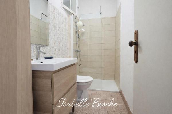 Maison de ville en pierre offrant une vrai vie de quartier, 3 chambres , véranda et jardin