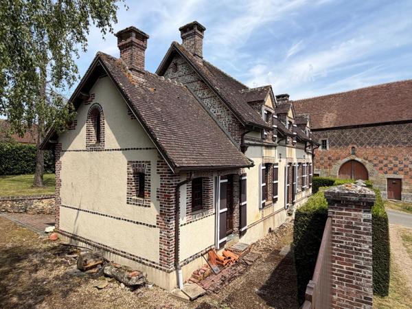 Longère de caractère à terminer de rénover, dans un village agréable