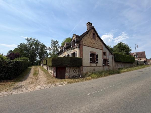 Longère de caractère à terminer de rénover, dans un village agréable