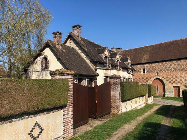 Longère de caractère à terminer de rénover, dans un village agréable