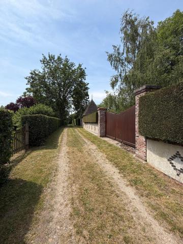 Longère de caractère à terminer de rénover, dans un village agréable