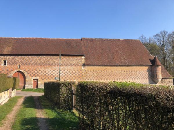 Longère de caractère à terminer de rénover, dans un village agréable