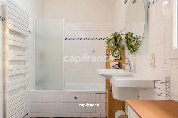 MAISON DE PLAIN-PIED AVEC DEUX CHAMBRES ET SUPERBE PIÈCE À VIVRE AVEC BELLE HAUTEUR SOUS PLAFOND !