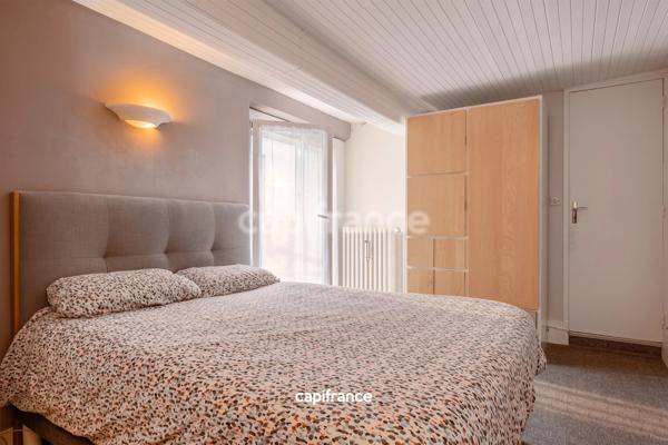 MAISON DE PLAIN-PIED AVEC DEUX CHAMBRES ET SUPERBE PIÈCE À VIVRE AVEC BELLE HAUTEUR SOUS PLAFOND !
