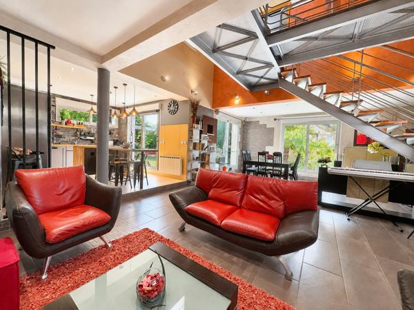 Maison
         6 pièces
        - 180 m² Exclusivité 575 000 € *