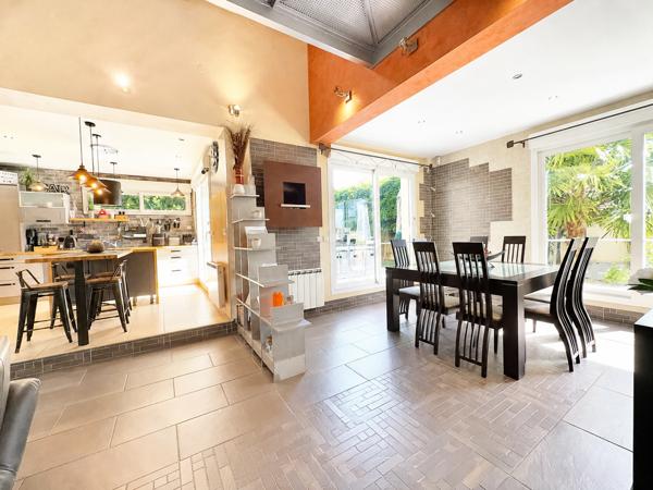 Maison
         6 pièces
        - 180 m² Exclusivité 575 000 € *