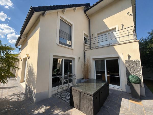 Maison
         6 pièces
        - 180 m² Exclusivité 549 000 € *