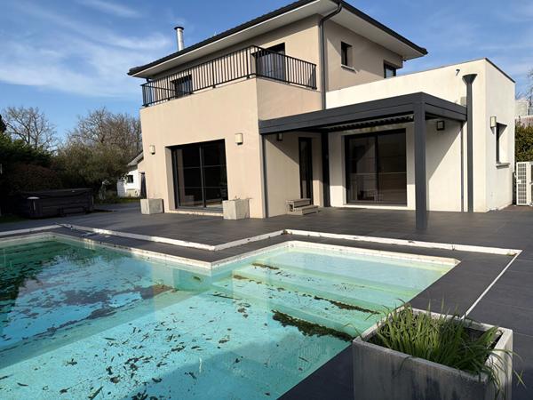 Pessac Magonty - Contemporaine de 180 m2 offrant 4chambres dont deux suites parentales