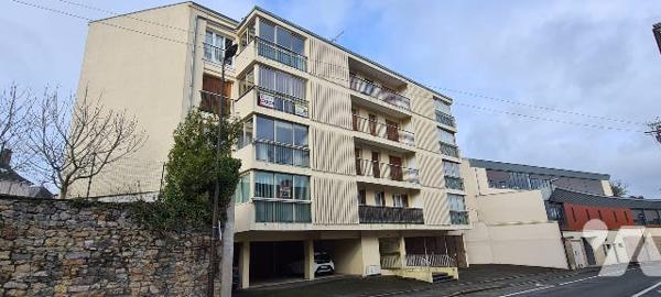 Dans l'ensemble immobilier en copropriété, à Sablé-sur-Sarthe dans la Sarthe (72), centre ville