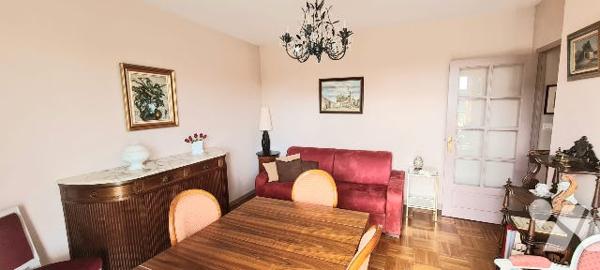 Dans l'ensemble immobilier en copropriété, à Sablé-sur-Sarthe dans la Sarthe (72), centre ville