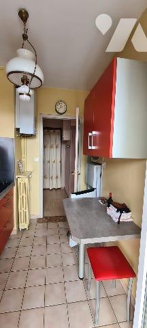 Dans l'ensemble immobilier en copropriété, à Sablé-sur-Sarthe dans la Sarthe (72), centre ville