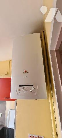 Dans l'ensemble immobilier en copropriété, à Sablé-sur-Sarthe dans la Sarthe (72), centre ville