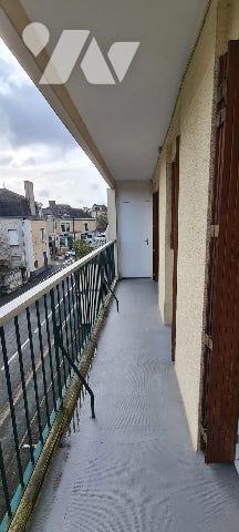 Dans l'ensemble immobilier en copropriété, à Sablé-sur-Sarthe dans la Sarthe (72), centre ville