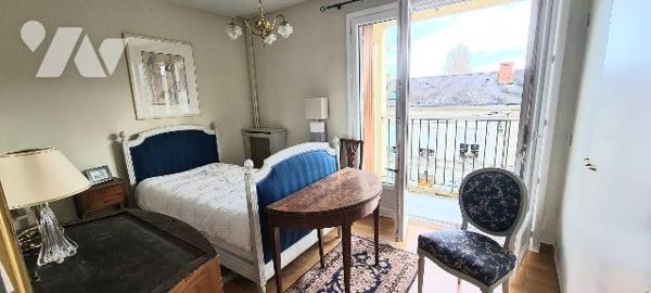 Dans l'ensemble immobilier en copropriété, à Sablé-sur-Sarthe dans la Sarthe (72), centre ville