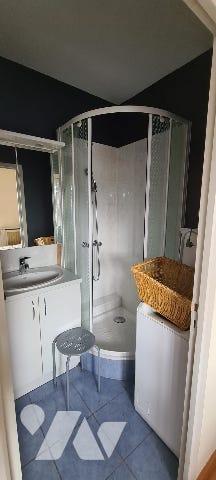 Dans l'ensemble immobilier en copropriété, à Sablé-sur-Sarthe dans la Sarthe (72), centre ville