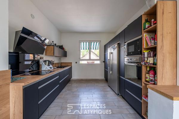 La meulière et sa piscine intérieure