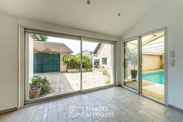 La meulière et sa piscine intérieure