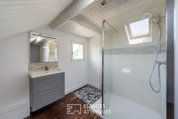 La meulière et sa piscine intérieure