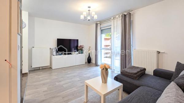 À Choisy-le-Roi, découvrez cet agréable 3 pièces de 63,02 m² loi Carrez, situé en rez-de-chaussée et bénéficiant d’un espace extérieur privatif, véritable prolongement de la pièce de vie.
L’appartement offre un séjour donnant directement sur la terrasse et le jardin, une cuisine aménagée et équipée, deux chambres, une salle de bains ainsi que des espaces de rangement.
Bien entretenu et fonctionnel, il propose une distribution agréable et un extérieur particulièrement appréciable pour profiter des beaux jours.
Une place de parking complète ce bien.
Les + : 63,02 m² loi Carrez • 3 pièces • 2 chambres • terrasse/jardin • cuisine équipée • parking • DPE C