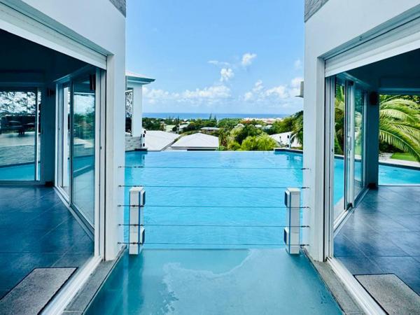SUPERBE VILLA HAUT DE GAMME - VUE MER A 180 ° - PISCINE A DEBORDEMENT - JACUZZI - COMMUNE DE SAINT-FRANÇOIS
