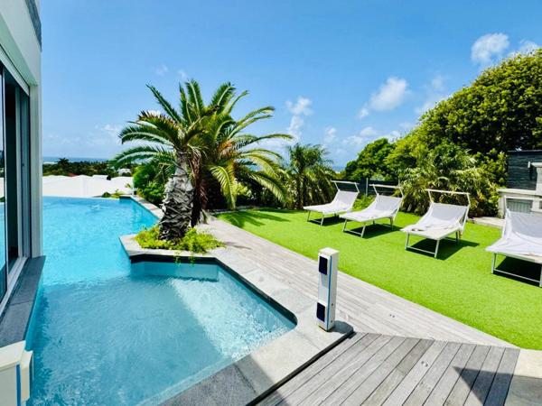 SUPERBE VILLA HAUT DE GAMME - VUE MER A 180 ° - PISCINE A DEBORDEMENT - JACUZZI - COMMUNE DE SAINT-FRANÇOIS