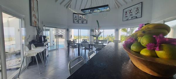 SUPERBE VILLA HAUT DE GAMME - VUE MER A 180 ° - PISCINE A DEBORDEMENT - JACUZZI - COMMUNE DE SAINT-FRANÇOIS