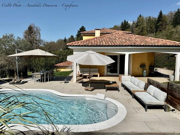 Villa d'architecte BBC à vendre à THIERS (CHOPINE) avec vaste terrain et piscine chauffée.