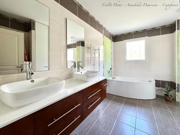 Villa d'architecte BBC à vendre à THIERS (CHOPINE) avec vaste terrain et piscine chauffée.