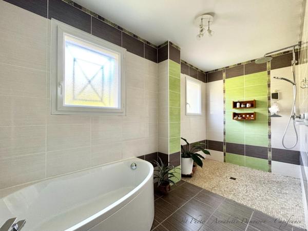 Villa d'architecte BBC à vendre à THIERS (CHOPINE) avec vaste terrain et piscine chauffée.