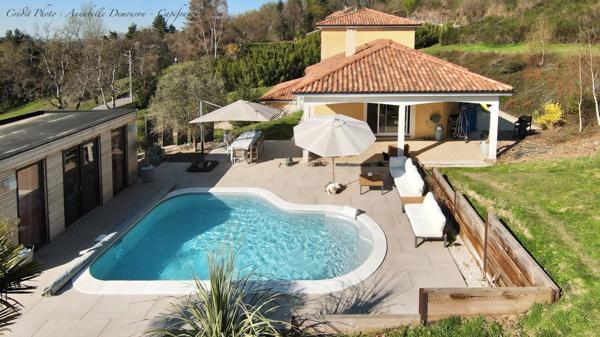 Villa d'architecte BBC à vendre à THIERS (CHOPINE) avec vaste terrain et piscine chauffée.