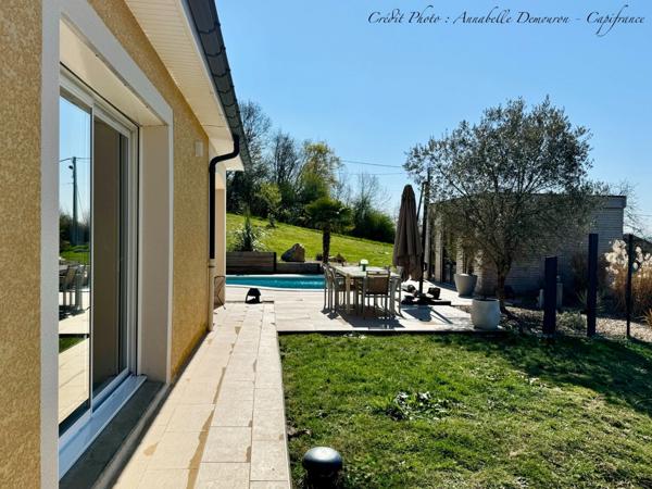 Villa d'architecte BBC à vendre à THIERS (CHOPINE) avec vaste terrain et piscine chauffée.