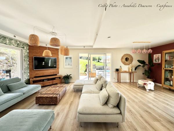 Villa d'architecte BBC à vendre à THIERS (CHOPINE) avec vaste terrain et piscine chauffée.