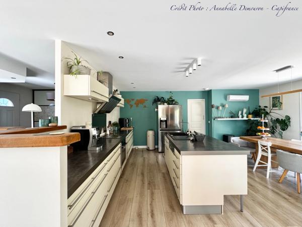 Villa d'architecte BBC à vendre à THIERS (CHOPINE) avec vaste terrain et piscine chauffée.