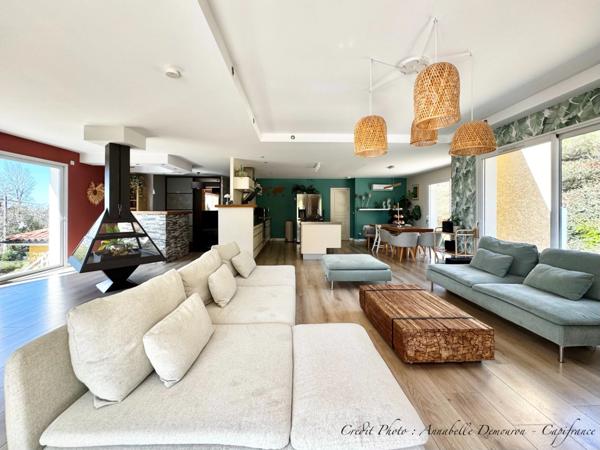 Villa d'architecte BBC à vendre à THIERS (CHOPINE) avec vaste terrain et piscine chauffée.