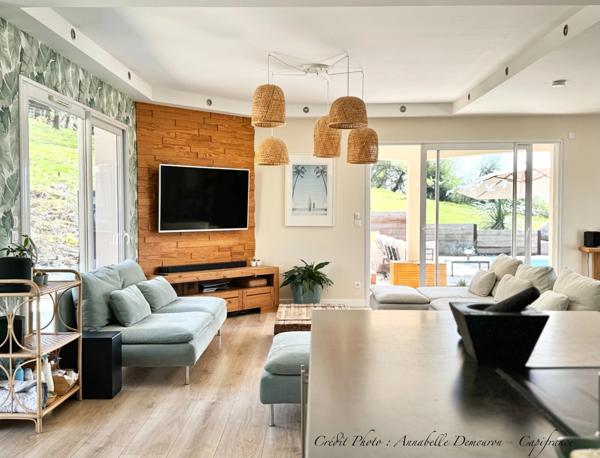 Villa d'architecte BBC à vendre à THIERS (CHOPINE) avec vaste terrain et piscine chauffée.