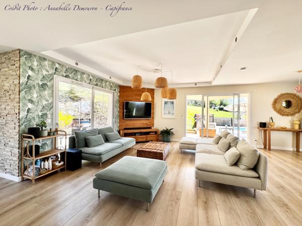 Villa d'architecte BBC à vendre à THIERS (CHOPINE) avec vaste terrain et piscine chauffée.