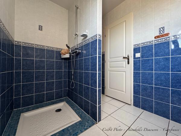 Villa d'architecte BBC à vendre à THIERS (CHOPINE) avec vaste terrain et piscine chauffée.