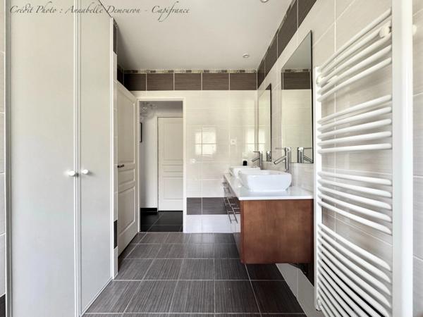 Villa d'architecte BBC à vendre à THIERS (CHOPINE) avec vaste terrain et piscine chauffée.