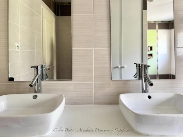 Villa d'architecte BBC à vendre à THIERS (CHOPINE) avec vaste terrain et piscine chauffée.