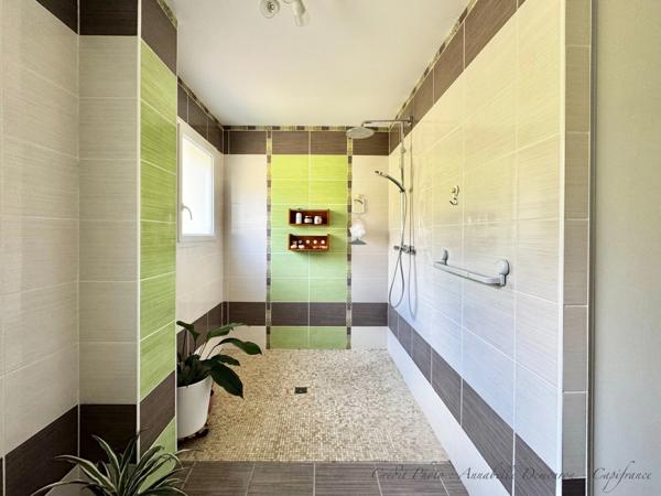 Villa d'architecte BBC à vendre à THIERS (CHOPINE) avec vaste terrain et piscine chauffée.