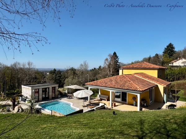 Villa d'architecte BBC à vendre à THIERS (CHOPINE) avec vaste terrain et piscine chauffée.