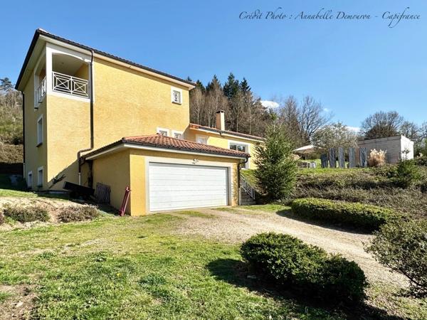 Villa d'architecte BBC à vendre à THIERS (CHOPINE) avec vaste terrain et piscine chauffée.