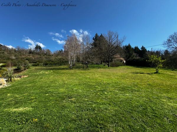 Villa d'architecte BBC à vendre à THIERS (CHOPINE) avec vaste terrain et piscine chauffée.